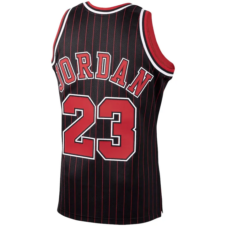 Chicago Bulls Retro Jersey – Mitchell & Ness 95/96 Michael Jordan (Black)