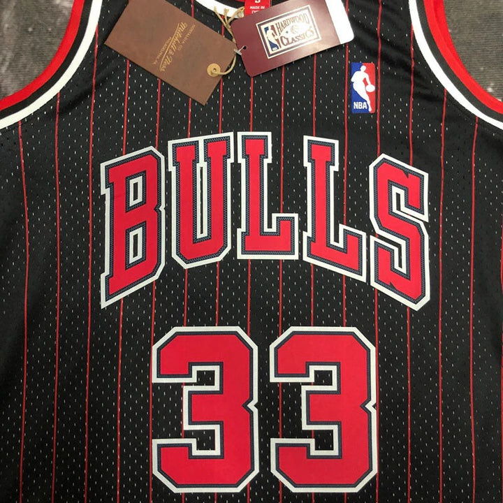 Chicago Bulls Retro Jersey – Mitchell & Ness 95/96 Scottie Pippen (Black)