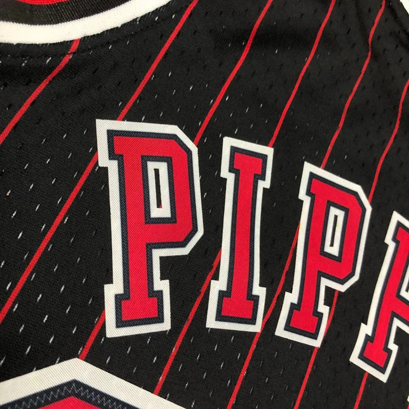 Chicago Bulls Retro Jersey – Mitchell & Ness 95/96 Scottie Pippen (Black)