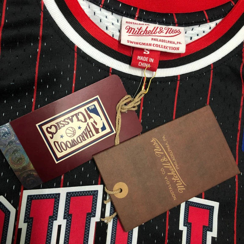 Chicago Bulls Retro Jersey – Mitchell & Ness 95/96 Scottie Pippen (Black)